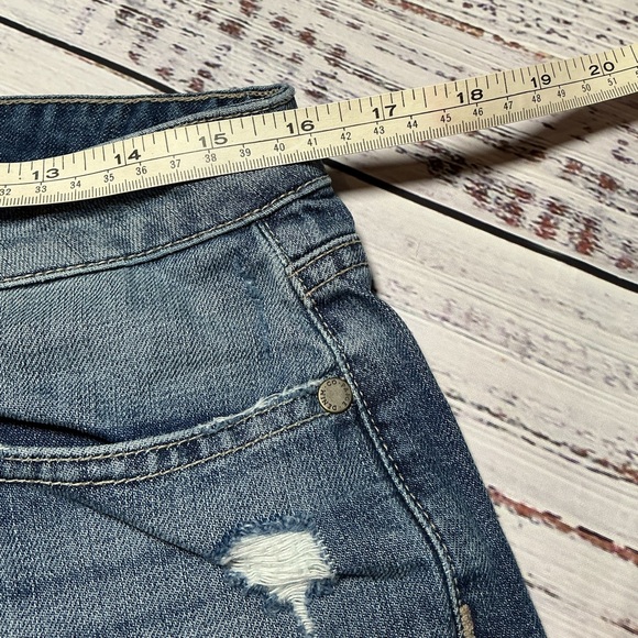 Paige Daryn denim jean shorts in the Izza Deconstructed wash. Size 30. - Picture 7 of 10